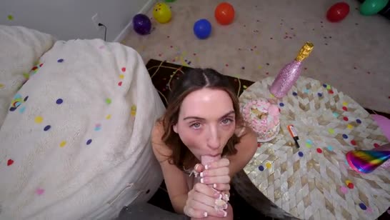 Сводный брат не смог пройти мимо попки сводной сестры в шортиках