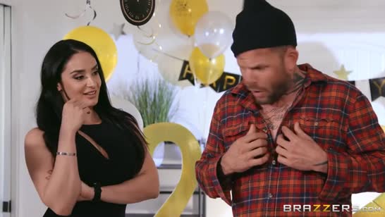 Татуированная рыжая мамка стянула штаны с робкого чувака