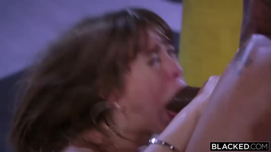 Веселые подружки развлекаются с черными ухажерами