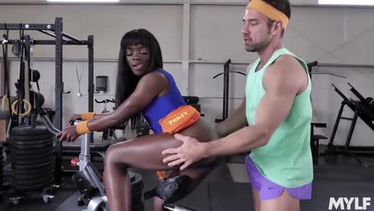 Спортивная негритянка трахнулась в анал на тренировке