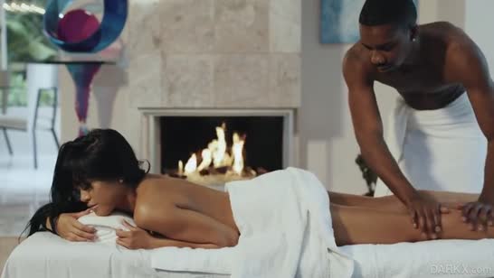 Негр сделал азиаточке массаж и заодно насадил на кукан