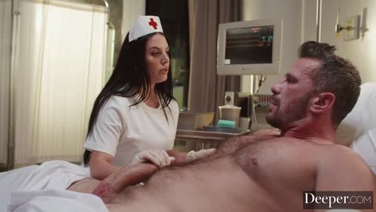 Фигуристая медсестра Angela White соблазнила больного на дежурстве