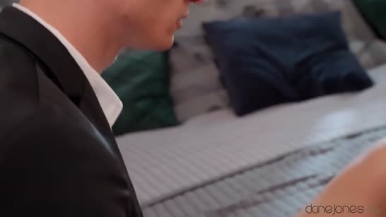 Lady Dee эротично трясет попкой перед своим мужем