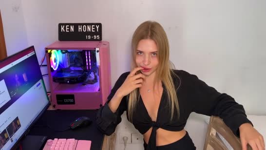 Соседка пришла к парню домой и начала его соблазнять