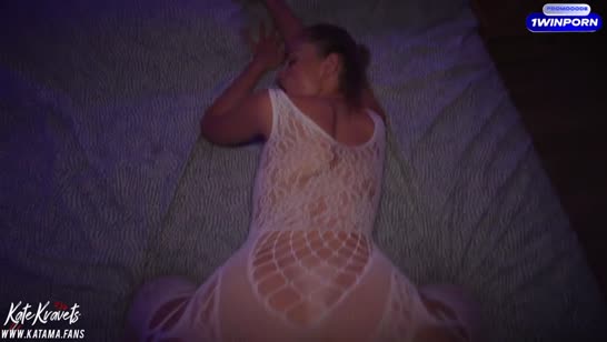 Красотка в эротичном белом наряде снимает трах на телефон