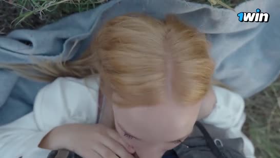 Молодая студентка решила трахнуться на свежем воздухе