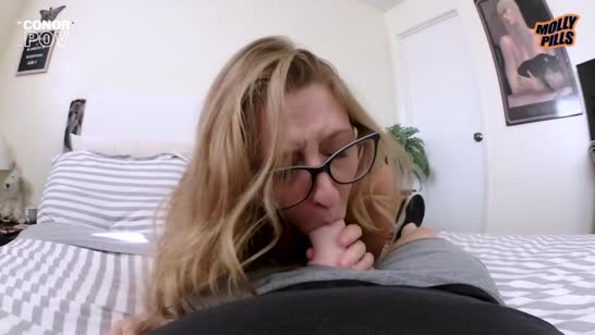 Жена блондинка одела для своего мужа коротенькую юбочку