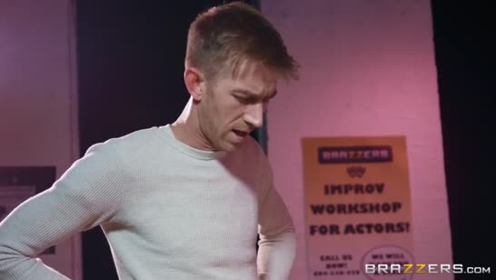 Спортивная красотка Ella Hughes умеет соблазнить попкой