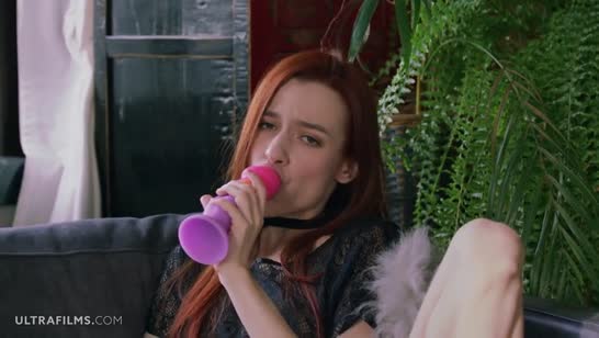 Рыженькая красивая милашка умеет обращаться с дилдо