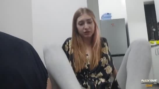 Молодая русская самочка снимает домашний перепихон с парнем