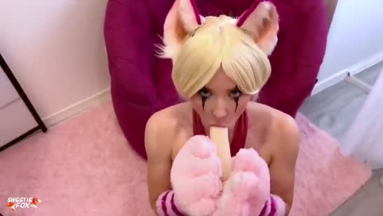 Эта горячая девочка любит шпилиться в косплей нарядах