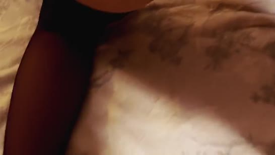 Рыжая деваха в секс наряде красиво трахается перед камерой